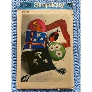 Simplicity sewing pattern  9139 Groovy knife edge pillows